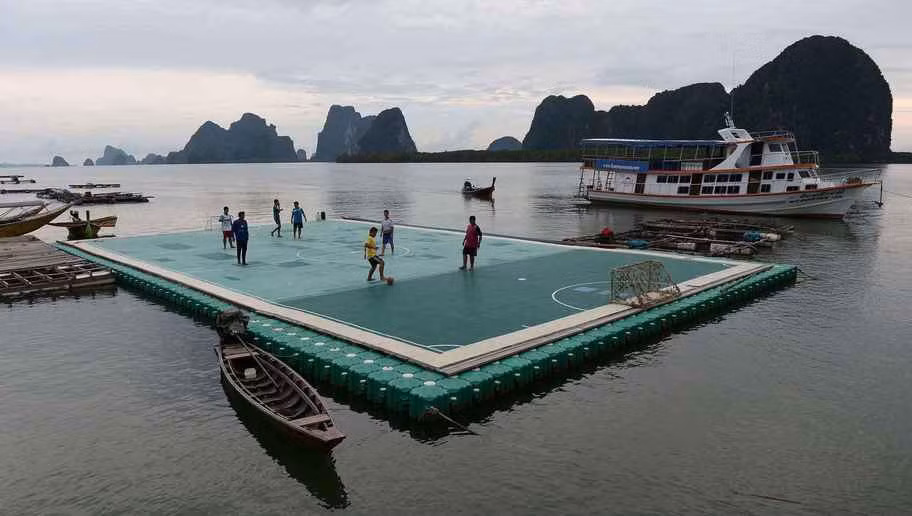 Sân bóng ở làng Ko Panyi (Thái Lan) là sân bóng đá đặc biệt được bố trí trên bè nổi. Tuy nhiên cũng giống như sân Ottmar Hitzfeld (Thụy Sĩ), SVĐ trên bè tại Thái Lan cũng khiến lũ trẻ thường xuyên phải bơi để đi tìm bóng.