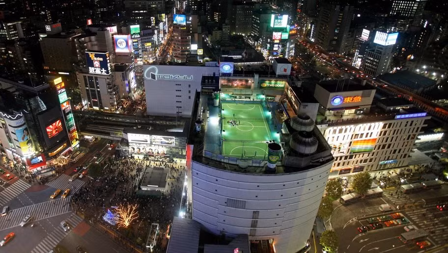 Sân Adidas Futsal Park là SVĐ nằm trên nóc nhà tại Nhật Bản. Tuy nhiên sân bóng này chỉ là sân bóng 7 người.