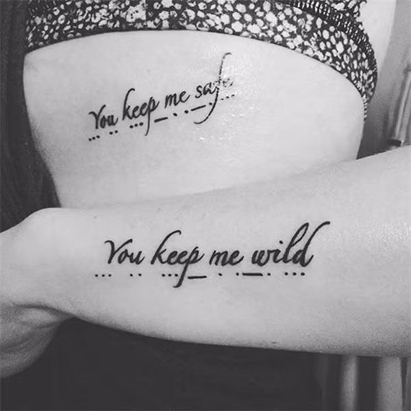 Ngoài những xăm hình đồ vật thì nhiều cặp chị em lại "sắm" cho mình những slogan ý nghĩa.