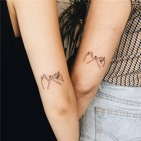 Ý nghĩa của hình xăm trên: “Dù bất cứ chuyện gì xảy ra, chúng tôi vẫn sẽ luôn đồng lòng”.