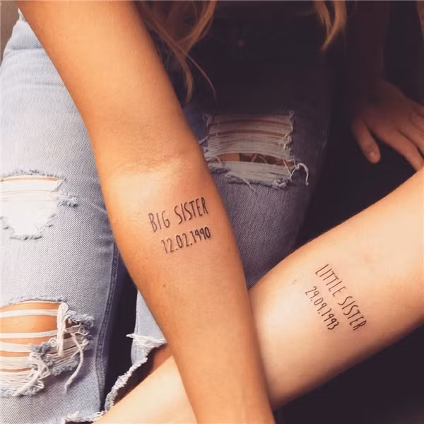 Để phân biệt đâu là chị, đâu là em và ngày sinh nhật đáng nhớ của hai người.