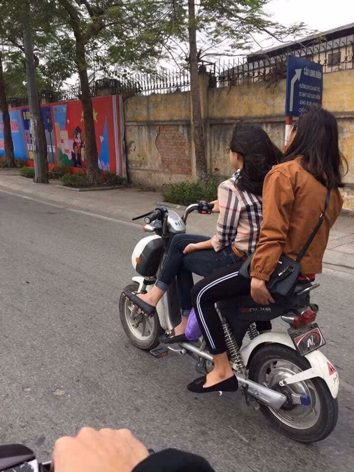 Không khó để chứng kiến những pha tạt đầu xe máy, ô tô của những tử thần đường phố mang tên xe đạp điện.