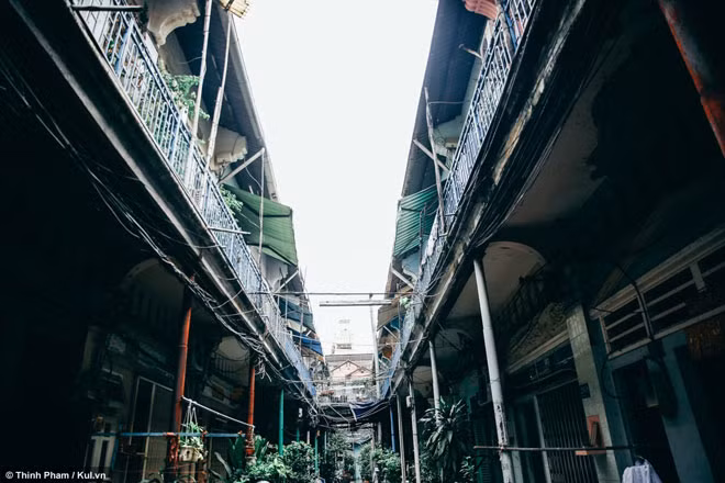 Hơn 1 thế kỷ trôi qua, cơ sở vật chất của những ngôi nhà trong hẻm đã bắt đầu xuống cấp. Người dân cho biết, Hào Sĩ Phường đang trong diện chờ giải tỏa. Ảnh: Thịnh Phạm
