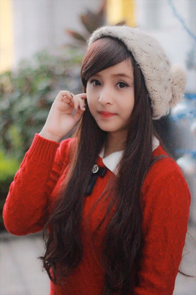 Với lối ăn nói hoạt ngôn và năng khiếu ca hát, Kiều My nhanh chóng nhận được sự yêu mến từ mọi người. Bên cạnh đó, Kiều My đảm nhiệm vai trò phát thanh viên cho trường học, cũng như các chương trình văn nghệ do trường tổ chức.