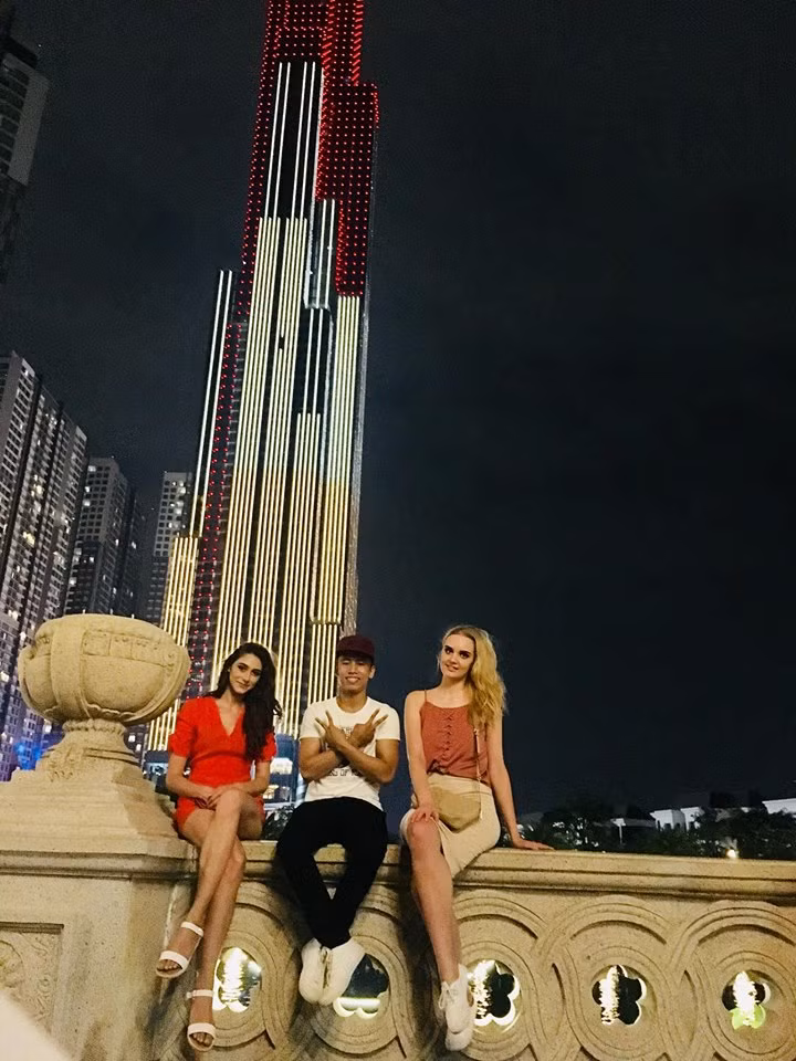 Ngoài việc check-in ở không gian dưới dân tòa nhà cao nhất Việt Nam, nếu muốn nó lọt chọn độ cao vào khung hình, bạn có thể chụp ở những cây cầu xung quanh nó.