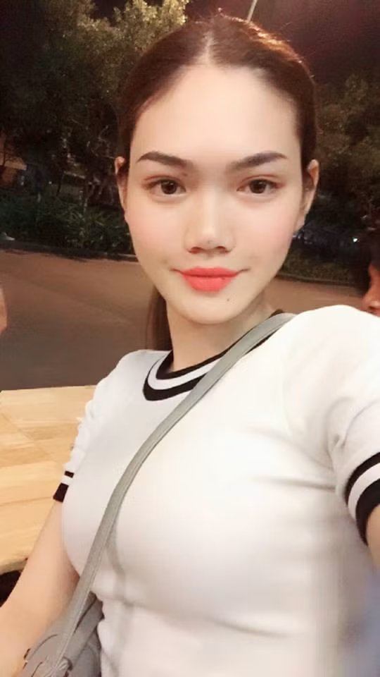 Chia sẻ với chị gái ruột nhưng cũng phải 2 tháng sau Đạt mới dám "làm tới" và bất ngờ bởi thái độ của gia đình. Dường như cả gia đình đều không ý kiến gì về quyết định của Thành Đạt nhưng mỗi khi nhậu say về, bố cậu bắt đầu chửi bằng những ngôn từ thậm tệ. Ông mạt sát "lũ bê đê", chửi không còn gì nữa.