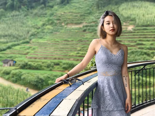 Dẫu đã là bà mẹ một con nhưng Mi Vân vẫn cứ khiến người ta phải ngẩn ngơ khi thấy hình ảnh của cô xuất hiện đâu đó trên MXH. Khi chạm ngưỡng của tuổi 30, hot girl Việt đời đầu này đã có có một tổ ấm nhỏ hạnh phúc theo cách của riêng mình. Một công việc ổn định đúng đam mê. Những người bạn kề vai sát cánh và sau tất cả là một gia đình lớn luôn chào đón mình trở về sau bao thăng trầm cuộc sống.