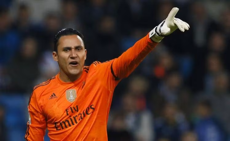 Arsenal nhắm được người thay thế Petr Cech: HLV Arsene Wenger đã gia nhập cuộc đua giành chữ ký của Keylor Navas để thay thế thủ thành Petr Cech, người đã 35 tuổi. Keylor Navas là một người gác đền tài năng đóng góp rất lớn vào thành công của Real Madrid trong thời gian qua.