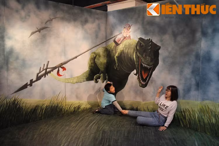 Không chỉ thu hút giới trẻ, triển lãm tranh 3D lần này còn thu hút được rất nhiều các em bé. Bé Hoàng Minh (4 tuổi) tại Hà Nội chia sẻ: "lúc đầu cháu rất sợ, nhưng về sau biết là tranh cháu rất thích và chụp rất nhiều ảnh để khoe với các bạn".