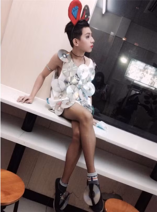 Không ngần ngại xuất hiện với những bộ cánh không giống ai, thậm chí có phần quái dị là điều mà chàng trai 9X Sài thành - Lê Xuân Vinh (1999) đang thể hiện.