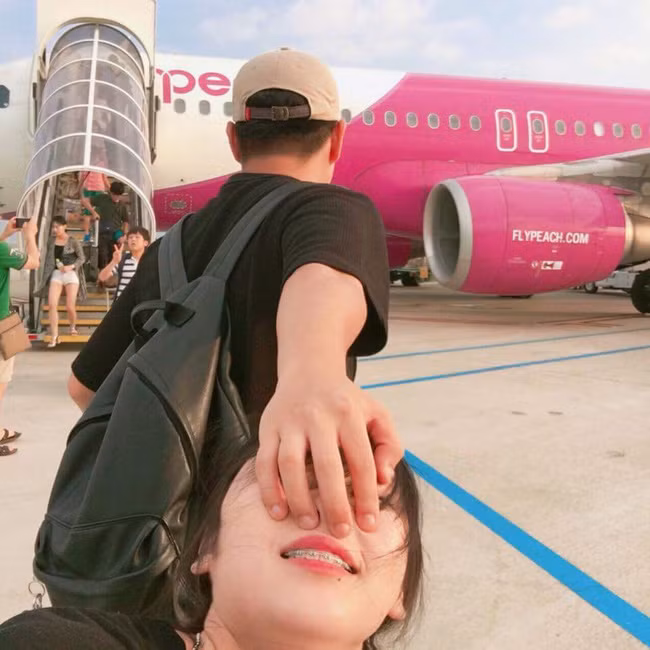 Bộ ảnh Follow me phiên bản túm tóc, kéo tai của cặp đôi này khiến nhiều người phải phì cười.