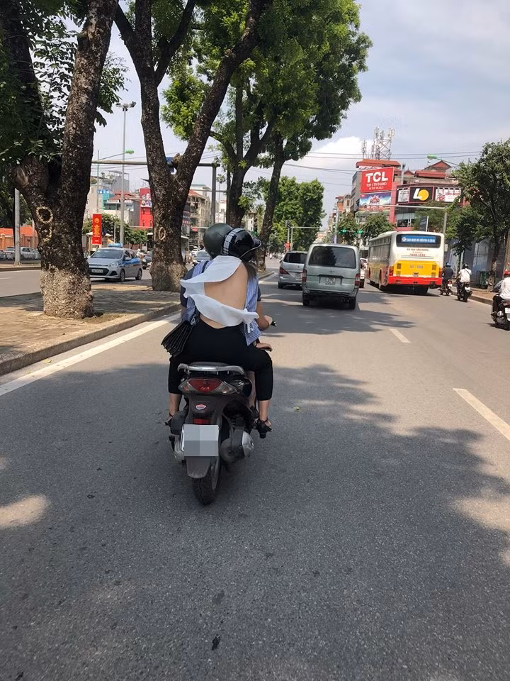 Mới đây, sau những ngày ngập lụt đỉnh điểm, thời tiết Hà Nội đã có nắng trở lại và đây là thời điểm thuận lợi để chị em xuống phố với trang phục hở lưng táo bạo.