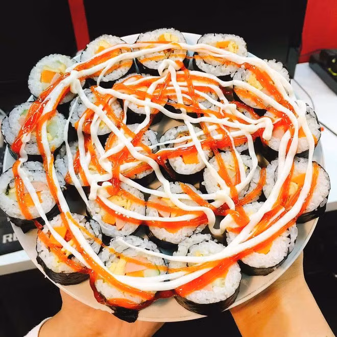 Trong bài chia sẻ của mình, Thuy Ngoc Nguyen có viết rằng: "Em có cái thú vui nào tao nhã bằng việc nấu cơm cho người yêu ăn. Thế là sáng em nấu cơm cho vào hộp gửi cho anh ăn trưa. Chiều em qua nấu cơm cho anh ăn rồi rửa cái cà mên anh ăn từ trưa (thôi cũng được vì em cũng thích rửa bát), nửa đêm rảnh rang lại lôi bột, lôi trứng ra làm bánh sáng đi làm ăn."