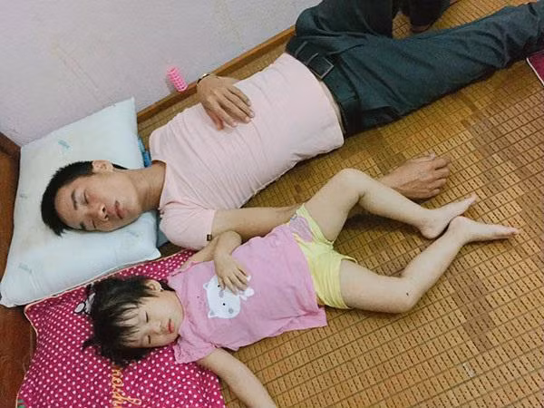 Dáng ngủ của bố và con gái thật giống nhau và khiến các bà mẹ có chút "tổn thương" không hề nhẹ.