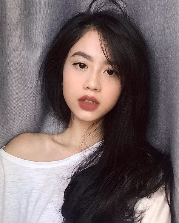 Hàn Hằng từng chia sẻ ước mơ của mình là trở thành một ca sĩ chuyên nghiệp. Sau gần một năm kể từ bức ảnh chụp trộm trong thang máy, cuộc sống của nữ sinh 19 tuổi dường như đã có rất nhiều sự thay đổi.