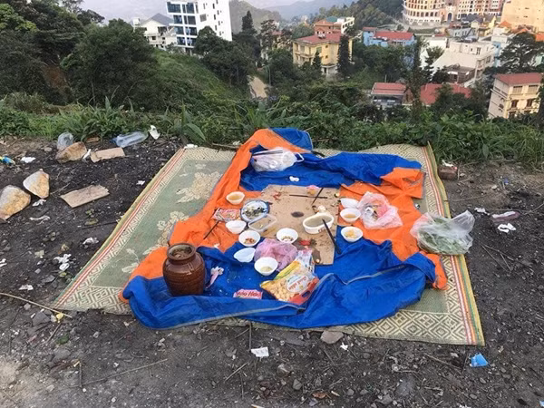 Những hình ảnh chụp lại bãi rác thải của nhóm dân phượt này cho thấy họ đã đốt lửa, trải bạt, bày đồ ăn để liên hoan linh đình. Vậy nhưng khi tiệc tàn thì chẳng một ai dọn dẹp.