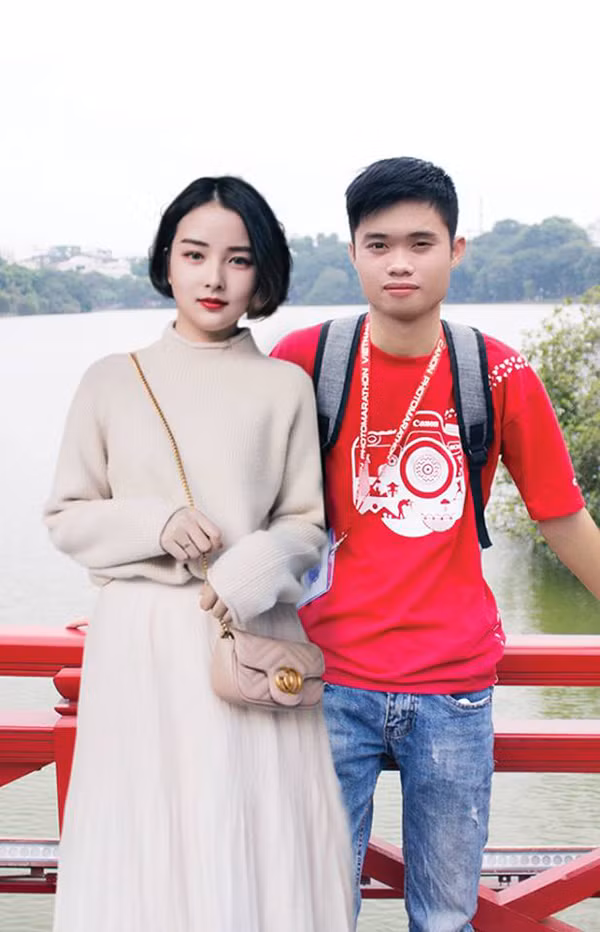 Những ngày qua trên mạng xã hội, "hot girl trông tiệm net" Đóa Nhi là cái tên cực nổi tiếng. Sau clip liên tục bị khách hàng "thả thính" hay lộ sở thích... "không tẩy lông nách", thì mới đây nhất, cô gái 9X Trung Quốc này lại trở thành tâm điểm chế ảnh của dân mạng. Cụ thể trên một fanpage nổi tiếng, xuất hiện bức ảnh một chàng trai Việt chụp cùng với hot girl tiệm net xinh đẹp tại cầu Thê Húc - Hà Nội khiến dân mạng phải ghen tị và cho rằng Đóa Nhi đã đến Việt Nam.