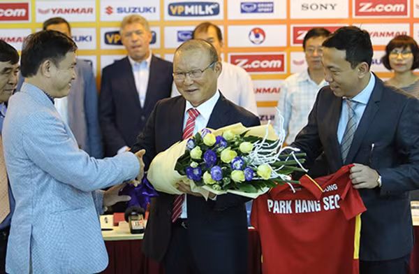 Hop dong 3 nam HLV Park Hang-seo va VFF...2 nam co the chia tay vi sao?