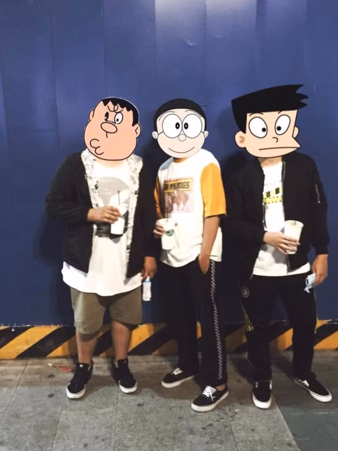 Bộ ba "hổ báo" Chaien, Nobita và Xêko cùng xuất hiện khoe những đôi giày đen. Ảnh sử dụng trong bài: Sưu tầm Facebook.