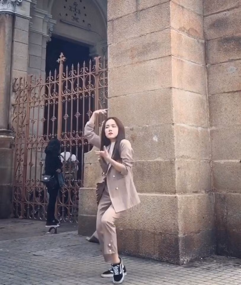 Hot girl kiêm blogger du lịch Phương Ly từng khiến mọi người bất ngờ bằng những bộ trang phục chẳng giống ai nhưng vẫn được đánh giá là khá đẹp và phù hợp với cô.