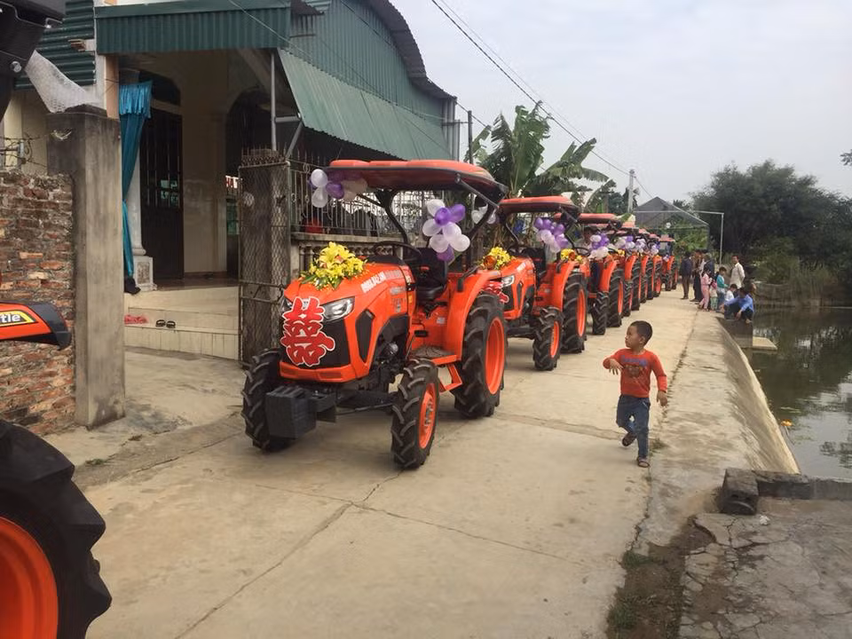 Ý tưởng dùng máy cày cho lễ ăn hỏi ở những đoạn đường khó đi, nhiều bùn đất vốn không còn xa lạ ở những vùng quê Việt Nam. Tuy nhiên giữa thành phố Hải Dương mà sử dụng máy cày này trong lễ ăn hỏi thì quả là hiếm có và được nhiều người chú ý.
