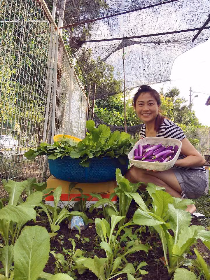 Chị Ly bên cạnh khu vườn rau sạch của mình