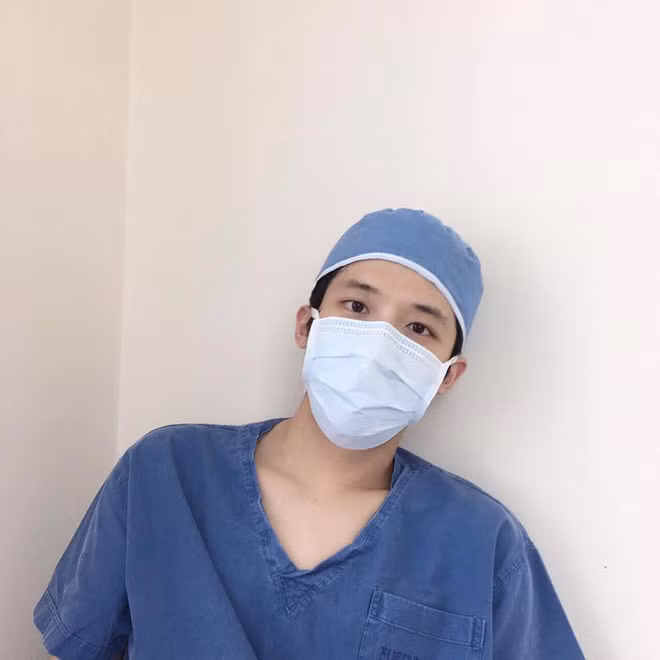 Không ngớt những lời khen ngợi của dân mạng đã được gửi tới chàng trai Hàn Quốc.Nhiều người còn nhận xét rằng, trong một số tấm ảnh, chàng bác sĩ thực tập được nhận xét là có thần thái hao hao giống "đại boss" Song Joong Ki.