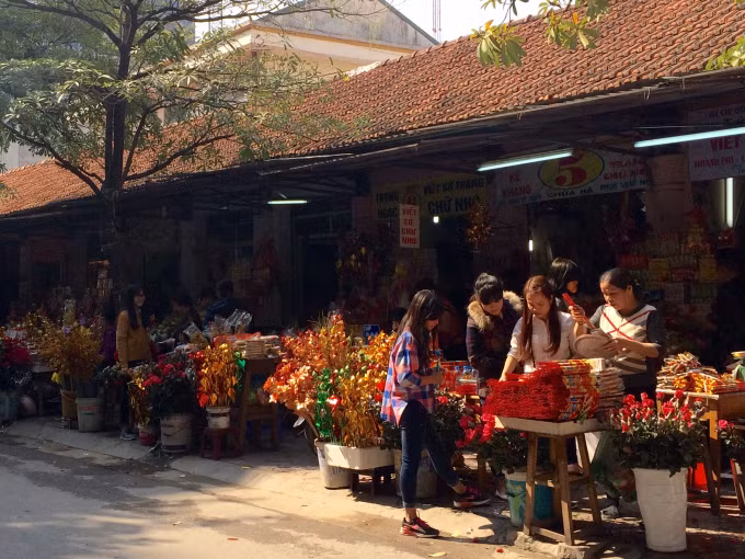 Nếu như các ngôi chùa khác thì người đến thắp hương đông nhất là các cụ cao niên và trung niên thì ở chùa Hà, đông nhất lại là các bạn trẻ, các nam thanh nữ tú đến đây cầu duyên.