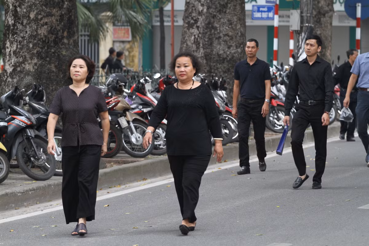 Người dân đến viếng nguyên Tổng Bí thư Đỗ Mười.