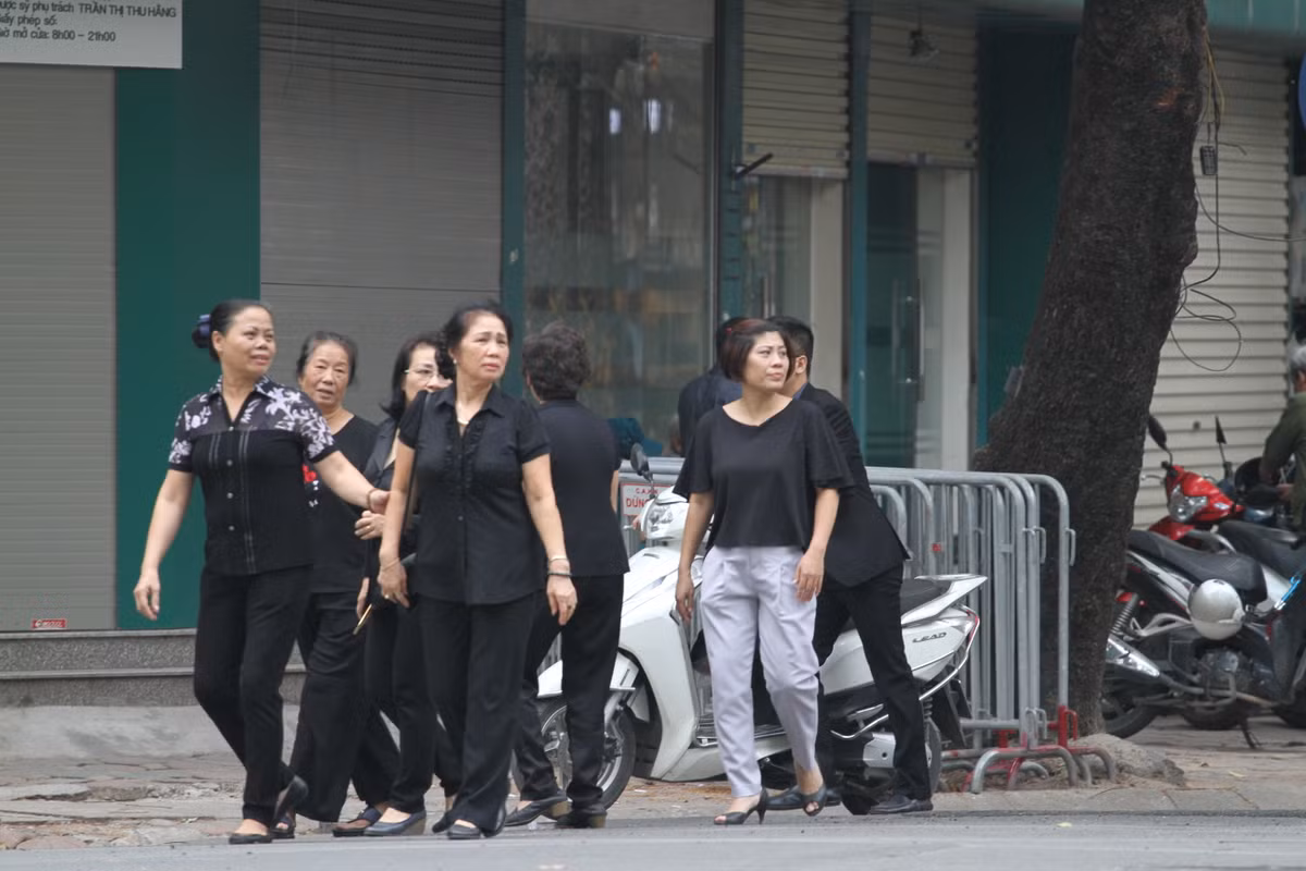 Trong trang phục nghiêm trang, những người dân không chỉ ở Thủ đô mà còn ở nhiều tỉnh phụ cận đã tới để viếng Nguyên Tổng Bí thư Đỗ Mười.