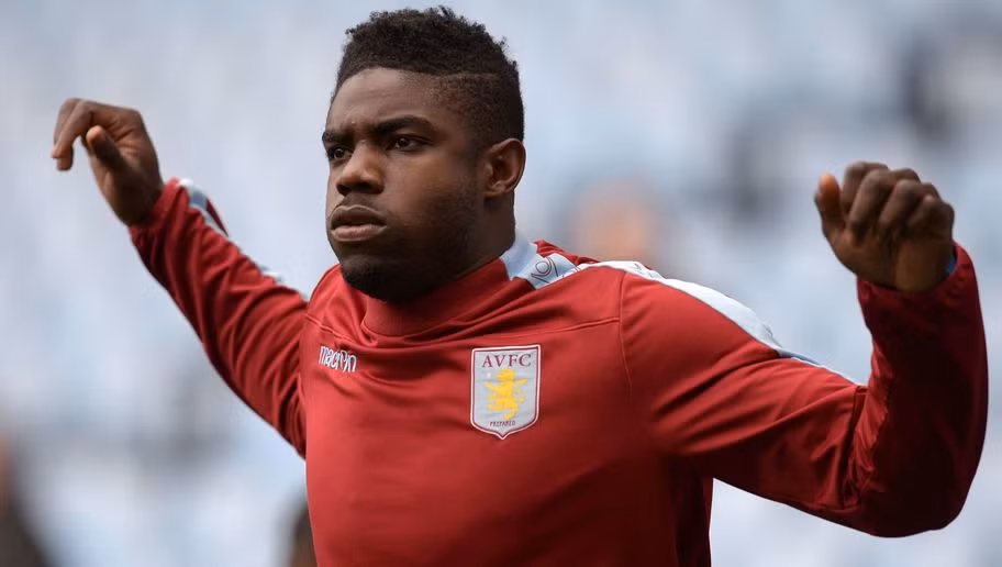 Chia tay Manchester City để gia nhập Aston Villa, Mica Richards được tin tưởng trao băng đội trưởng với nhiều niềm hy vọng từ ban lãnh đạo và các đồng đội. Thế nhưng, cầu thủ này không giữ được phong độ và cũng chẳng thể hiện được vai trò thủ lĩnh của mình.