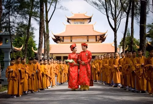 Cùng ngắm nhìn những hình ảnh đẹp của lễ Hằng Thuận, một đám cưới tại chùa đang được giới trẻ Việt yêu thích và lựa chọn nhiều trong thời gian qua.