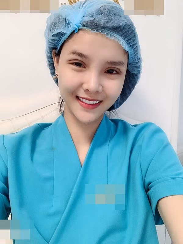 Dường như vẫn chưa hề cảm thấy hài lòng về vẻ ngoài của bản thân, mới đây, Kỳ Hân đã một lần nữa tìm tới "dao kéo" để tiếp tục nâng cấp gương mặt cho xinh đẹp và hoàn hảo hơn, mà cụ thể ấy là cắt mí.