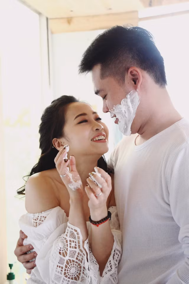 Không cầu kì, hoa mỹ nhưng trong chiếc váy trắng nhẹ nhàng, hot girl của làng thể dục dụng cụ Việt Nam vẫn khiến bộ ảnh cưới của mình bừng sáng bằng nụ cười rạng rỡ và ấm nồng trong vòng tay của người chồng tương lai.