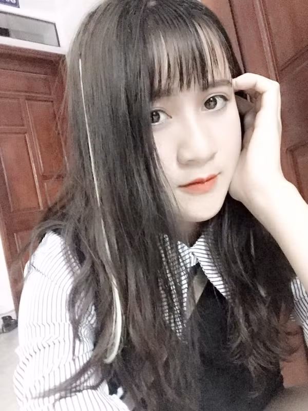 Thùy Trang mặc đồng phục đã xinh nhưng khi trút bỏ để về với đời thường, nữ tài xế 9X này phong cách thời trang hiện đại chẳng thua kém bất cứ hot girl nào