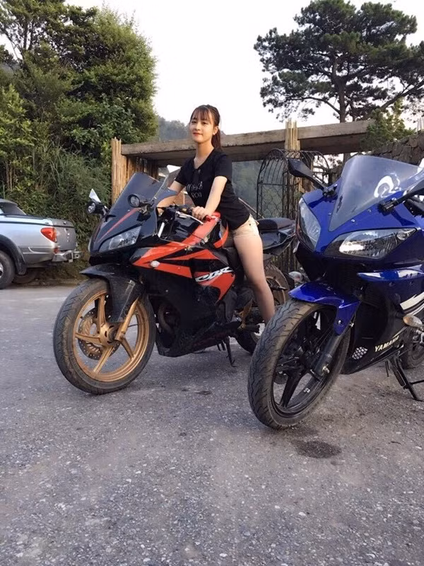 Thậm chí, nhiều người còn không tiếc lời nhận xét cô nàng chính là nữ tài xế xinh đẹp nhất Vịnh Bắc Bộ. Nhờ vậy mà Thùy Trang ngày càng được nhiều người biết đến và trang cá nhân của cô cũng có thêm nhiều người theo dõi.