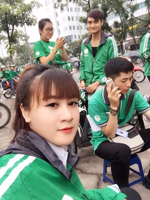Sở hữu khuôn mặt với đôi mắt to, sống mũi cao cùng bờ môi mỏng gợi cảm đều trở thành điểm cuốn hút người đối diện. Rất nhanh chóng, nữ tài xế xe ôm xinh đẹp này nổi danh trong cộng đồng mạng.