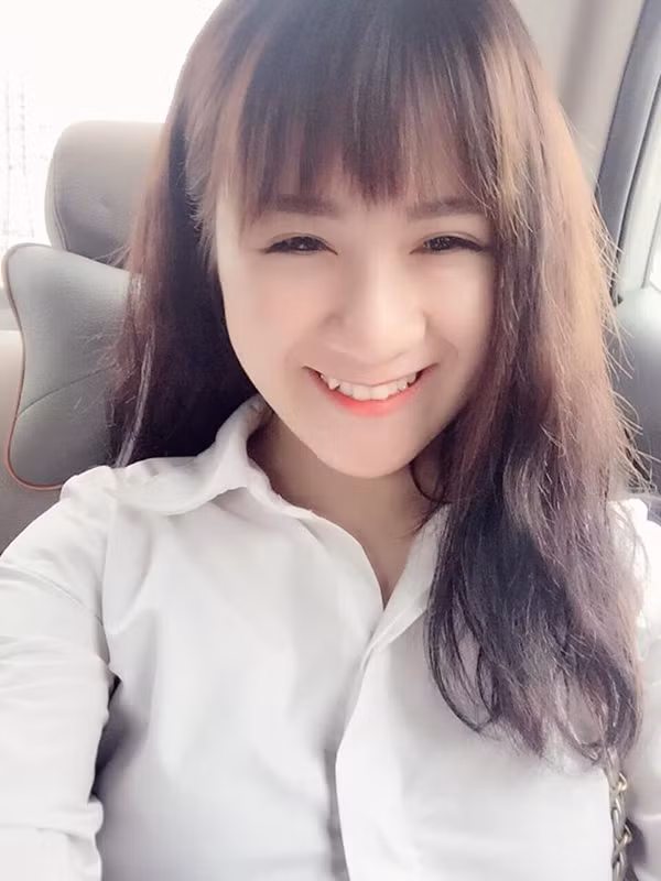 Những hình ảnh về Thùy Trang mặc đồng phục làm việc đã nhận được vô vàn lời khen ngợi của cư dân mạng. Thành viên Lê Tuấn bình luận: "Xinh đẹp như này mà đi làm xe ôm thì chàng trai nào chẳng muốn đi, mình nguyện bỏ xe máy để làm khách hàng ruột của cô bạn này".