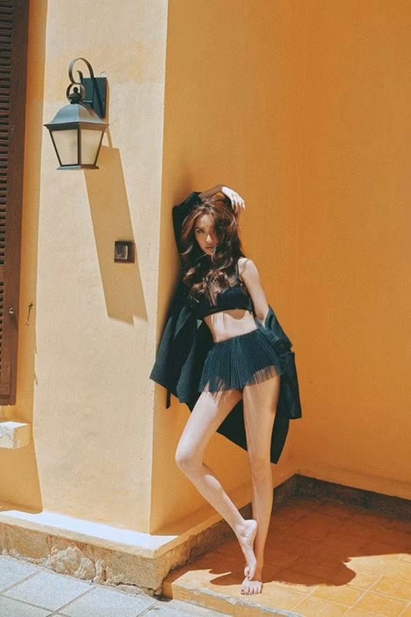 Nickname Minh Khuê chia sẻ rằng: "Rũ bỏ hình tượng "gái ngoan showbiz", Bích Phương đã đốt mắt người hâm mộ trong bộ ảnh quyến rũ khó cưỡng. Dù không phải fan của nữ ca sĩ 8X này những thực sự mình phải dành những lời khen cho sự mạnh dạn thay đổi này".