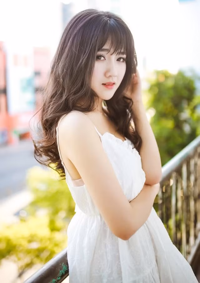 Kiều Trinh đến từ TP HCM, sinh năm 1994, được cộng đồng mạng biết đến từ một bức ảnh chụp với hoa mai đăng trên báo nước ngoài. Sau đó, nhờ vóc dáng chuẩn, gương mặt ưa nhìn và tài năng trong lĩnh vực nghệ thuật, Trinh đã tham gia không ít những vai diễn trong nhiều bộ phim.