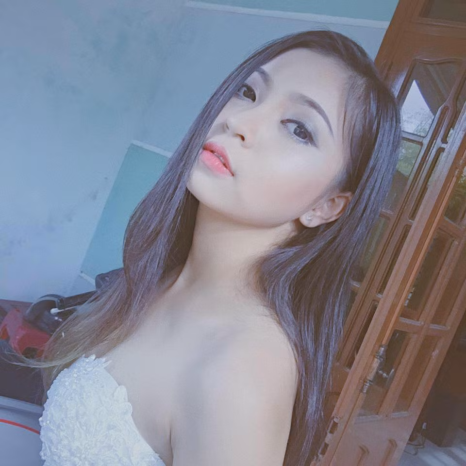 Dù phải chấp nhận yêu xa khi Quang Hải không thường xuyên ở cạnh nhưng Nhật Lê vẫn kiên định với tình yêu của mình với chàng cầu thủ nhỏ con nhưng có tài người Hà Nội.