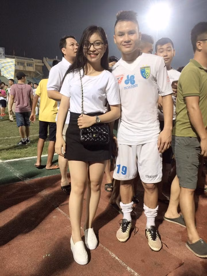 Ông cha ta thường nói: "Sau thành công của người đàn ông luôn có bóng dáng người phụ nữ" và đó hoàn toàn chính xác với trường hợp của Quang Hải khi mới đây danh tính của cô nàng người yêu xinh đẹp của "ông vua của những giải trẻ" này đã lộ diện.