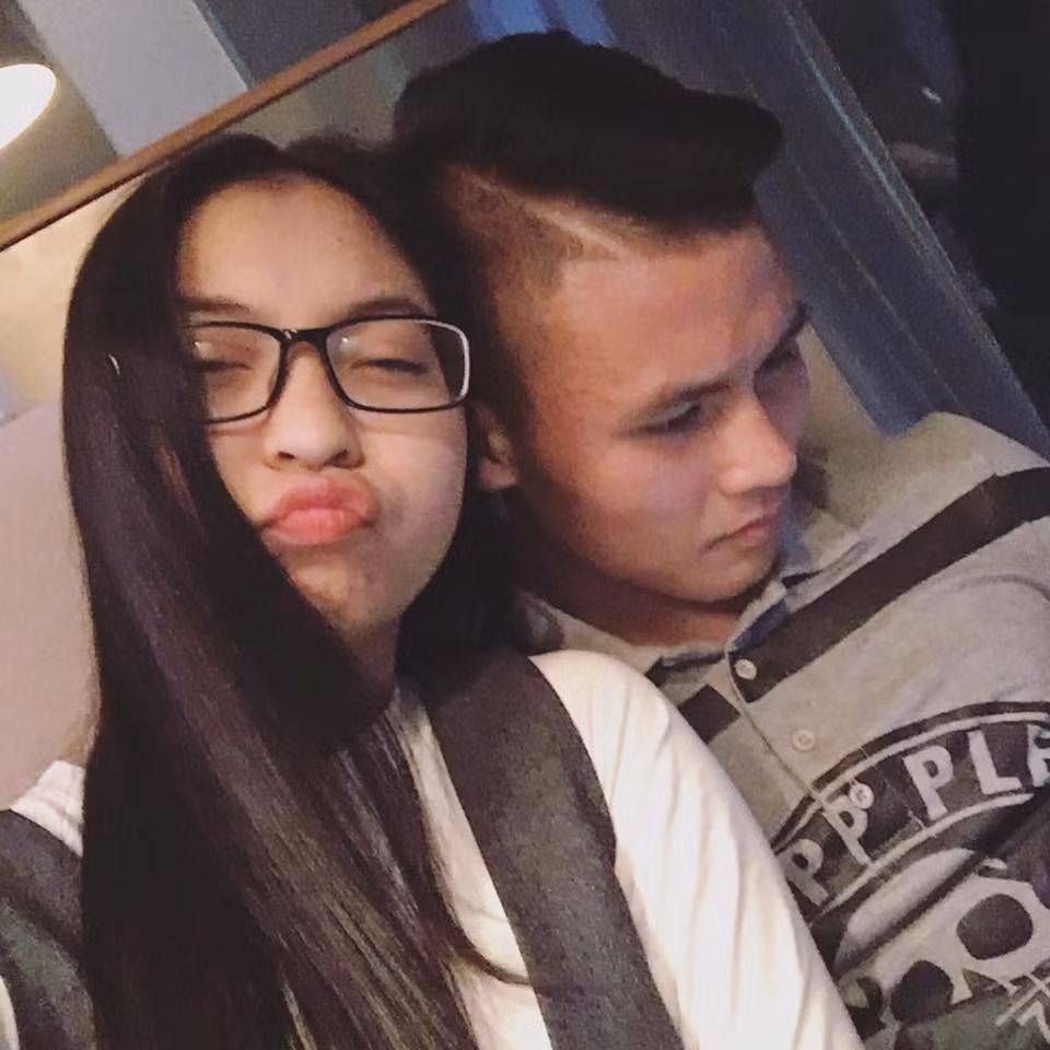 Cô nàng khiến hàng ngàn fan nữ của Quang Hải phải ghen tỵ khi sở hữu trái tim của cầu thủ trẻ được ví như truyền nhân của Thành Lương này có tên nickname là Nhật Lê, hiện đang sinh sống và học tập tại Đà Nẵng.