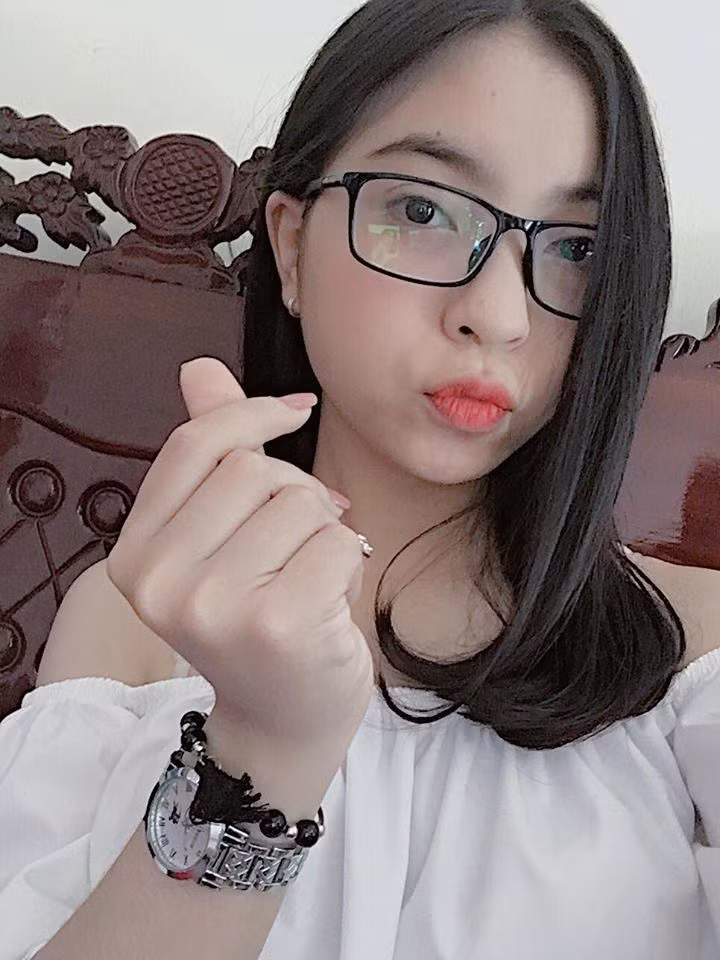 "Soi" trang cá nhân của Nhật Lê không khó để kiếm được những bức ảnh mà cô và Quang Hải trao cho nhau những hành động yêu thương và mùi mẫn.