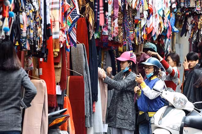 Ngoài những chiếc áo gió mỏng của mùa thu, người dân Hà Nội đã bắt đầu đi mua sắm cho mình những chiếc khăn để chuẩn bị cho những ngày giá lạnh tiếp theo.