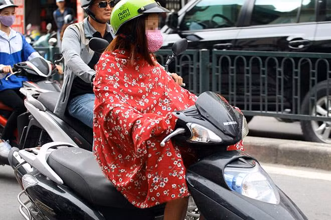 Những hình ảnh người dân Hà Nội khoác chăn ra đường, do chưa chuẩn bị kịp áo rét đã được cộng đồng mạng chia sẻ và nó khiến nhiều người phải phì cười.