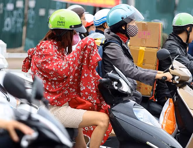 Nhiệt độ giảm, người dân ra đường cảm nhận được cái lạnh khá rõ rệt. Kèm theo đó là hiện tượng mưa phùn làm cái lạnh khiến người dân Thủ đô vội vàng sắm sửa, chuẩn bị cho mùa đông.