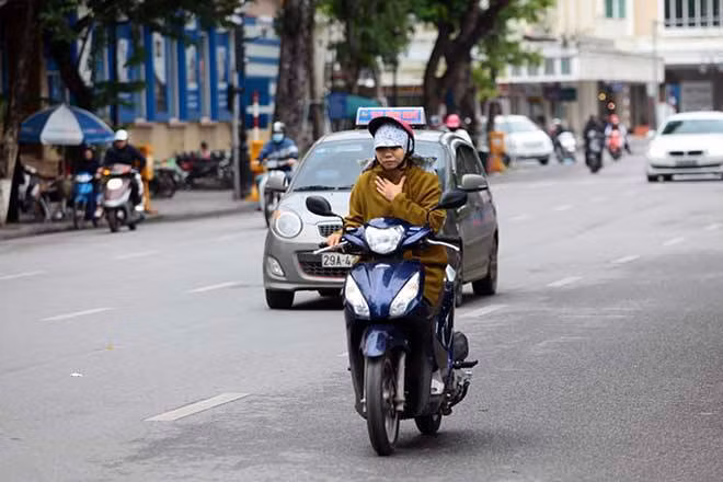 Cái lạnh của mùa đông thể hiện rõ rệt vào đầu giờ sáng đi làm và giờ tan tầm khi nhiệt độ chỉ ở mức từ 19 - 21 độ C.