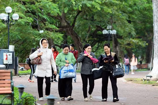 Trời mưa lạnh nhưng nhiều người dân vẫn có thói quen tập thể dục.