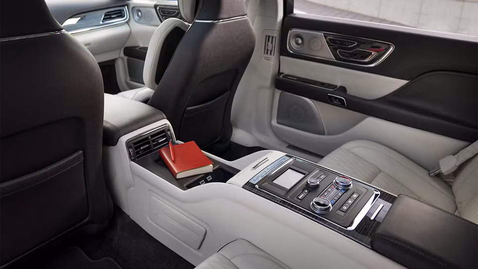 Hàng ghế sau là điểm khác biệt nhất của Lincoln Continental 80th Anniversary Coach Door Edition so với mô hình cơ sở. Ở khu vực này, Lincoln bố trí hai ghế cá nhân hạng sang được ngăn cách bởi một bệ tì tay nối liền, phong cách thiết kế tương tự với những mẫu limousine đắt tiền. Bệ tì tay này bao gồm bảng điều khiển, màn hình giải trí riêng, sạc điện thoại không dây và một khay giữ đồ.